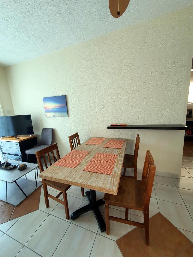 Poseidon 51 - Beachfront Two Bedroom Apartment Paphos Extérieur photo