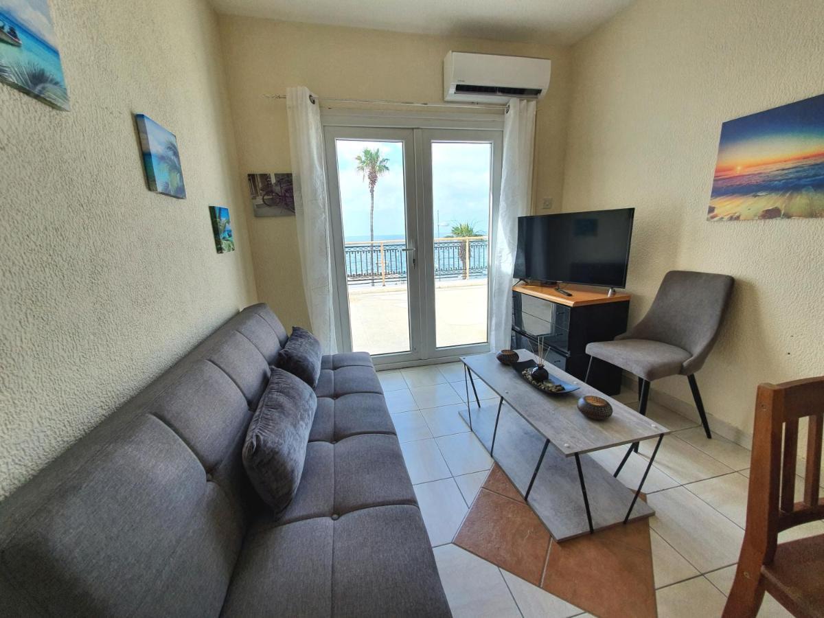 Poseidon 51 - Beachfront Two Bedroom Apartment Paphos Extérieur photo