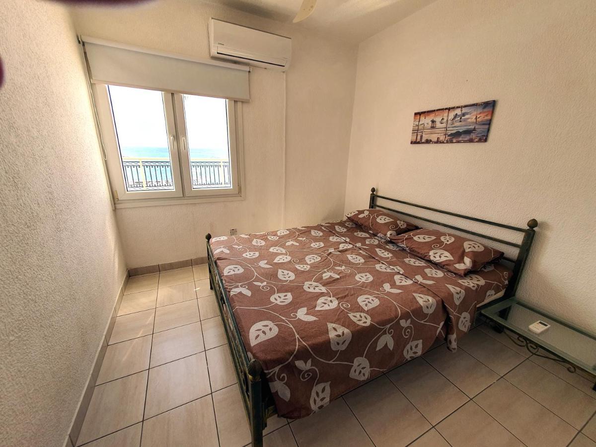Poseidon 51 - Beachfront Two Bedroom Apartment Paphos Extérieur photo