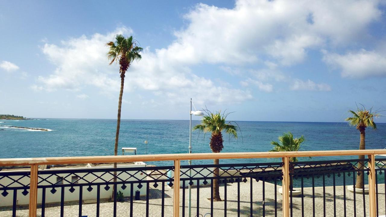Poseidon 51 - Beachfront Two Bedroom Apartment Paphos Extérieur photo