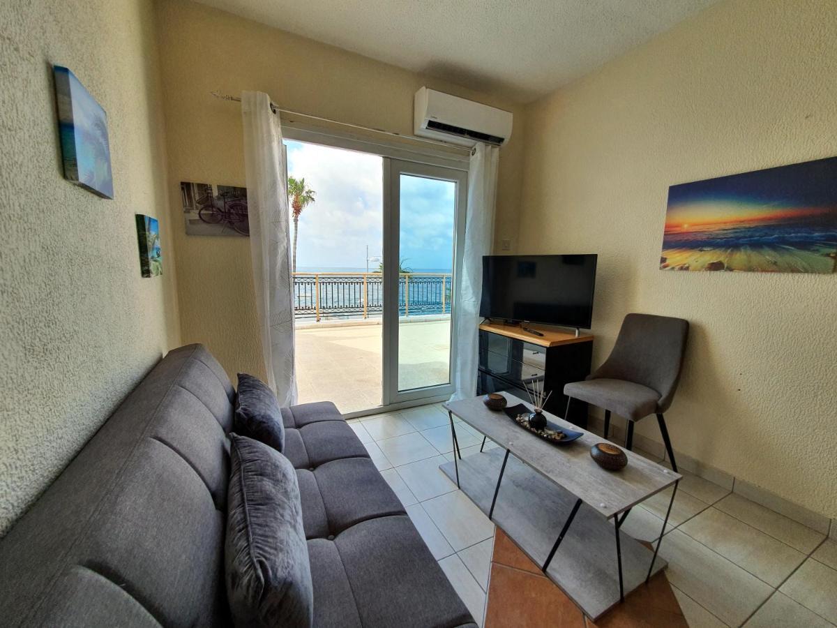 Poseidon 51 - Beachfront Two Bedroom Apartment Paphos Extérieur photo