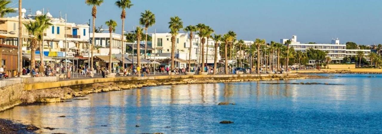Poseidon 51 - Beachfront Two Bedroom Apartment Paphos Extérieur photo