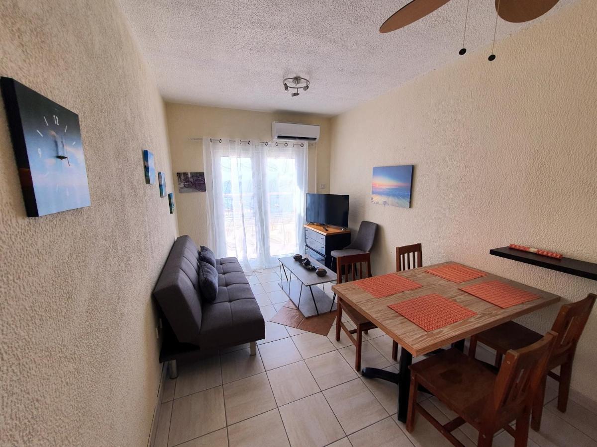 Poseidon 51 - Beachfront Two Bedroom Apartment Paphos Extérieur photo