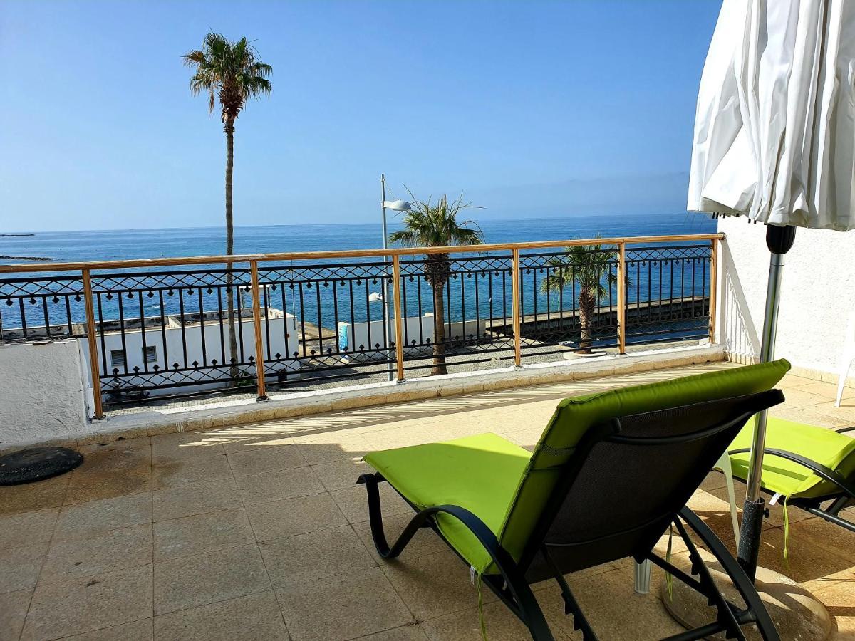 Poseidon 51 - Beachfront Two Bedroom Apartment Paphos Extérieur photo